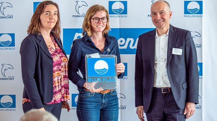 Sophie Preato, capitaine de l'Atalaya reçoit le Pavillon Bleu